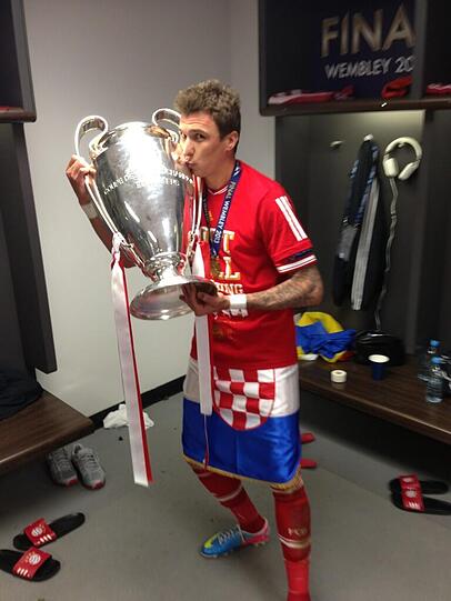 Küsschen fürs Pöttchen: Mario Mandzukic.