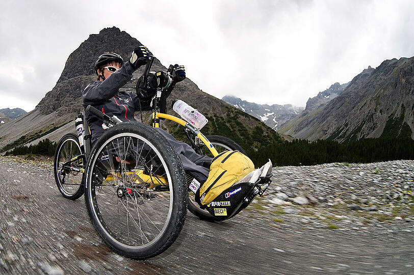 Immer Richtung Süden auf schmalen, steinigen Pfaden: Traumhafte Panoramen sind der Lohn der Alpenüberquerer.Eine Alpenüberquerung eines Rollstuhlfahrers hat es so zuvor noch nicht gegeben, denn die Strecke ist für Mountainbikes ausgelegt.