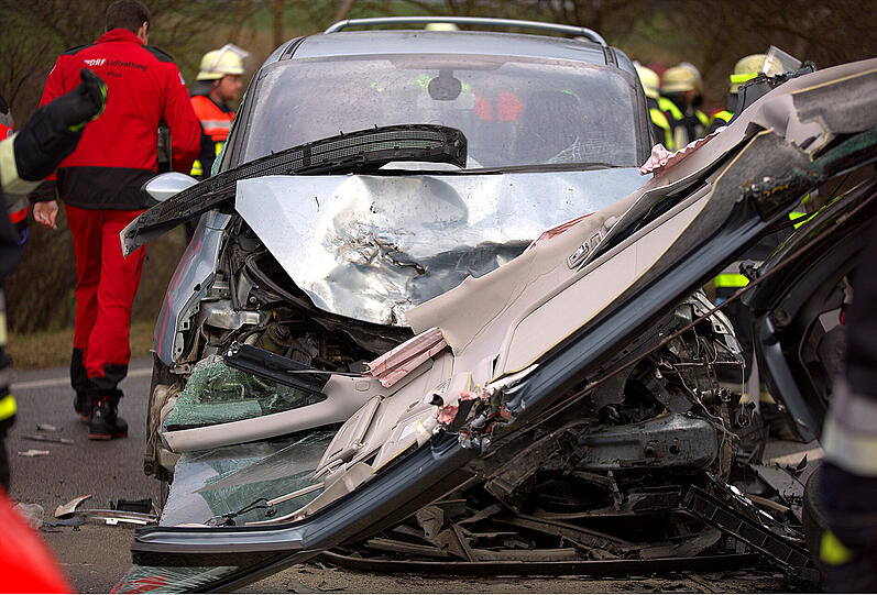 Horror-Crash auf der B304 - Die Bilder vom Rettungseinsatz.