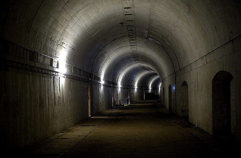 In einem solchen Eisenbahntunnel wird der Zug voller Nazigold vermutet.