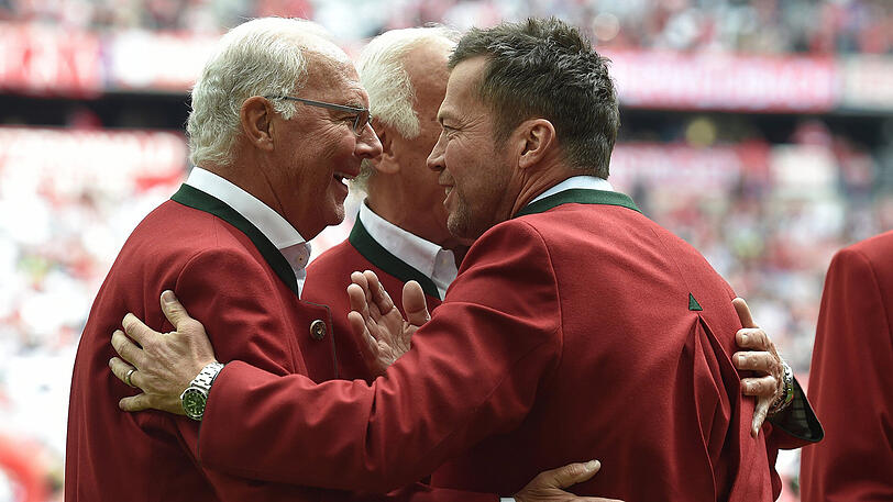 Emotionale Moment: Mit Philipp Lahm verlässt ein großer die Fußballbühne. Die Bilder vom Samstag - hier die Weltmeister Franz Beckenbauer und Lothar Matthäus.