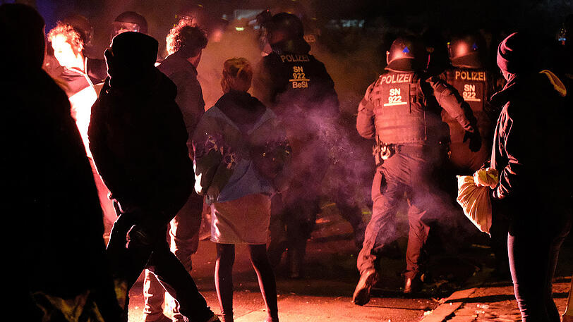 Im Leipziger Stadtteil Connewitz kam es in der Silvesternacht 2017/2018 zu schweren Ausschreitungen. Die Bilder.
