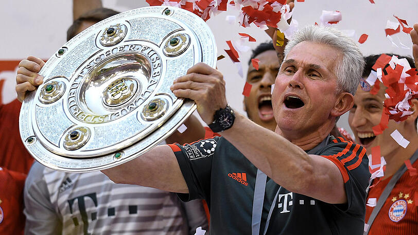 Jupp Heynckes feiert mit seinen Spielern - und der Schale.