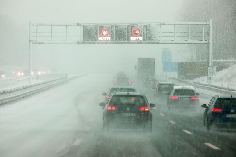 Ein Mann hat am Sonntag auf der A8 mehrere Unfälle gebaut und ist dann tot zusammengebrochen.