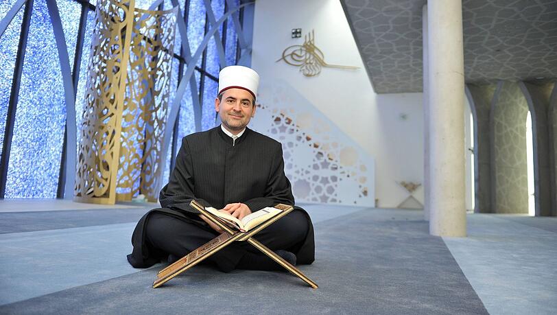 Benjamin Idriz in der Penzberger Moschee. Der liberale Imam und seine Gemeinde stehen bayernweit für gelungene Integration. Benjamin Idriz in der Penzberger Moschee. Der liberale Imam und seine Gemeinde stehen bayernweit für gelungene Integration.