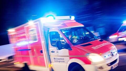 Ein Rettungswagen fährt mit Blaulicht durch eine Straße. Foto: Marcel Kusch/dpa/Symbolbild