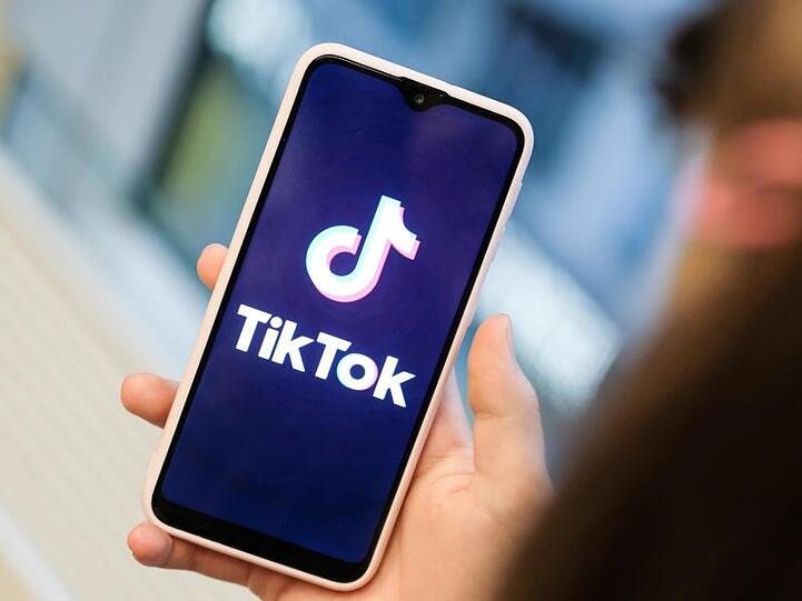 TikTok mit seinen kurzen Videos ist vor allem bei jüngeren Nutzern populär.