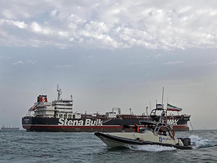 Ein Schnellboot der iranischen Revolutionsgarde fährt in Sichtweite des festgesetzten britischen Öltankers "Stena Impero".