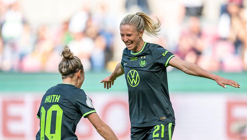 Rebecka Blomqvist (r) jubelt mit Svenja Huth über ihren Führungstreffer zum 2:1.
