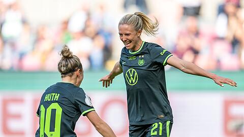 Rebecka Blomqvist (r) jubelt mit Svenja Huth über ihren Führungstreffer zum 2:1.
