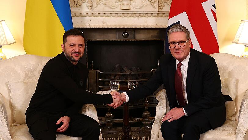 Von Keir Starmer (r) wurde Selenskyj herzlich emfpangen.
