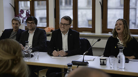 Angekommen: Volt-Stadtrat Felix Sproll (M.) wechselt von der SPD zur Fraktion der Grünen/Rosa Liste im Stadtrat. Nun sitzt er lächelnd neben Münchens zweitem Bürgermeister Dominik Krause (l.) und den Fraktionsvorsitzenden Sebastian Weisenburger und Mona Fuchs.