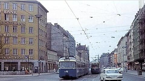 Jahrzehntelang ein gewohntes Bild f&uuml;r die M&uuml;nchner: Trambahnen und Autos teilen sich am Goetheplatz die Stra&szlig;e.