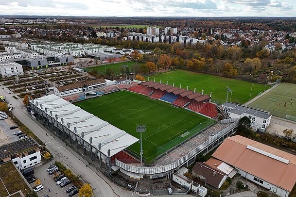 Wird aktuell für die Frauen des FC Bayern umgebaut: Der Sportpark Unterhaching. Wird aktuell für die Frauen des FC Bayern umgebaut: Der Sportpark Unterhaching.