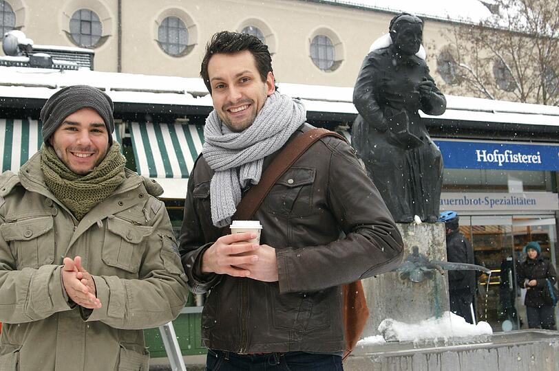 &bdquo;Wir finden es super". Bastian Kruse (27), Diplomand, und Mario Marazopoulos (23), Marketing-Trainee: &bdquo;Wir finden es super, dass man Skifahren kann. Und wenn es zu kalt ist, bleibt man drin und kuschelt mit der Freundin. Mit Kleidung nach dem Zwiebelprinzip kann man es gut aushalten.&ldquo;