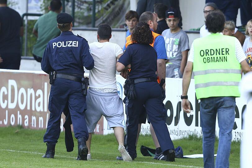 Hass und Gewalt: Prügel-Fans stürmen das Feld mit Palästina-Fahnen und gehen auf die Spieler der israelischen Mannschaft los. Die Bilder.
