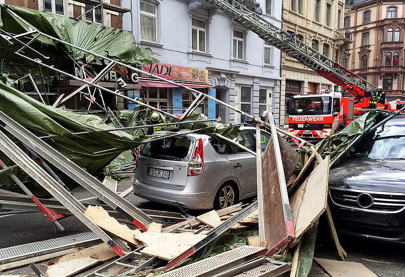 Begrabene Autos und entwurzelte Bäume: Die Schäden von Niklas im Saarland.