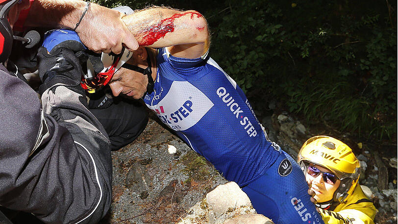 Nach dem Sturz über die Mauer: Der belgische Radprofi Philippe Gilbert kommt wieder nach oben - die Bilder.