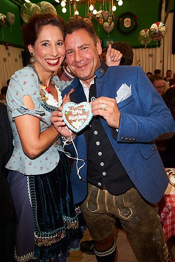 Dirndl-Designerin Lola Paltinger mit Andreas Meister.