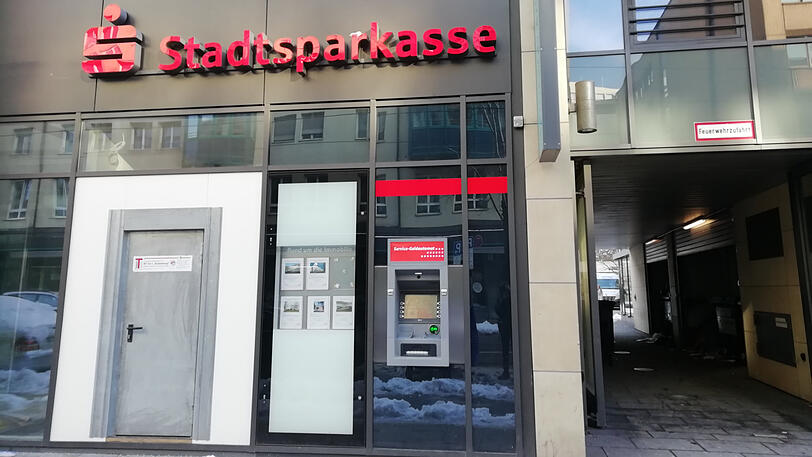 Bayerstraße 69: Die Stadtsparkasse hat das Anwesen veräußert. Nutzung: unklar. Der Geldautomat bleibt aber.