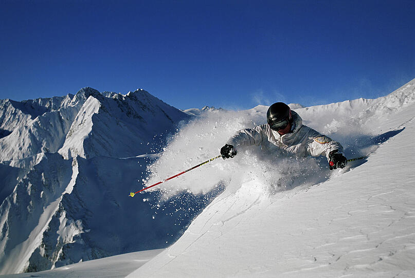 Umgeben von den Dreitausendern der Samnaungruppe liegt das Hotel auf rund 1.850 m über dem Meer. Beste Voraussetzungen für den alpinen Skisport.