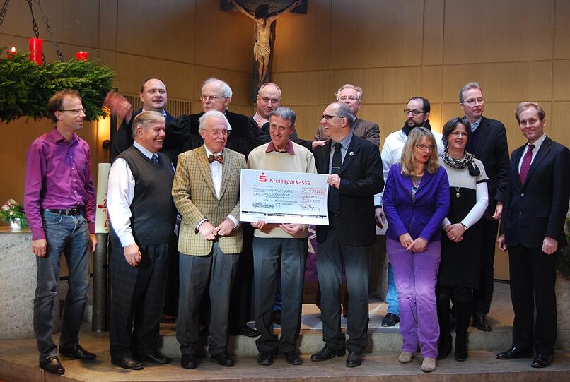 Die vier Vorstandsmitglieder der Bürgervereinigung (vordere Reihe zweiter bis fünfter von links) Ernst Eschenweck (Stellv Vorsitzender), Berthold Eder (Schriftführer), Thomas Hasselwander (Schatzmeister) und Frieder Vogelsgesang (Vorsitzender) mit Pfarrer Ulrich Wagner und Mitgliedern des Pfarrgemeinderats.