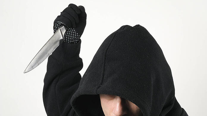 Mit einem Küchenmesser ging der 24-Jährige auf seinen Kollegen los (Symbolbild).