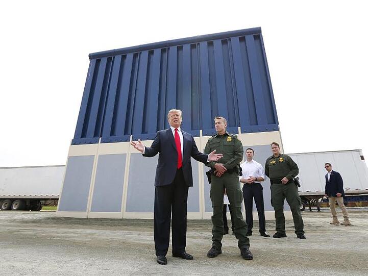 Donald Trump besichtigt in der Nähe des Grenzübergangs Otay Mesa Prototypen der Grenzmauer zu Mexiko.
