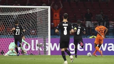 Denzel Dumfries (r) erhöhte für die Niederländer auf 2:0.