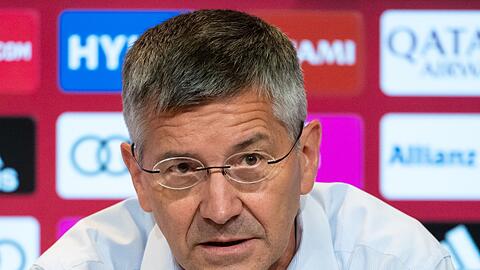 Herbert Hainer, Vereinspräsident, nimmt an einer Pressekonferenz teil.