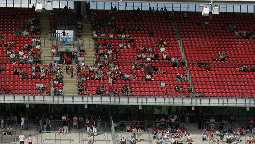 Sieht so der Zweitliga-Alltag im Club-Stadion aus? Noch halten sich die Anhänger mit dem Kauf einer Dauerkarten zurück. Sieht so der Zweitliga-Alltag im Club-Stadion aus? Noch halten sich die Anhänger mit dem Kauf einer Dauerkarten zurück.