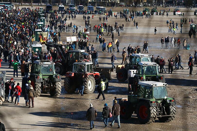 Um 14.30 Uhr wird die Demo offiziell aufgelöst. Danach fahren auch die Traktoren in Richtung Umland.