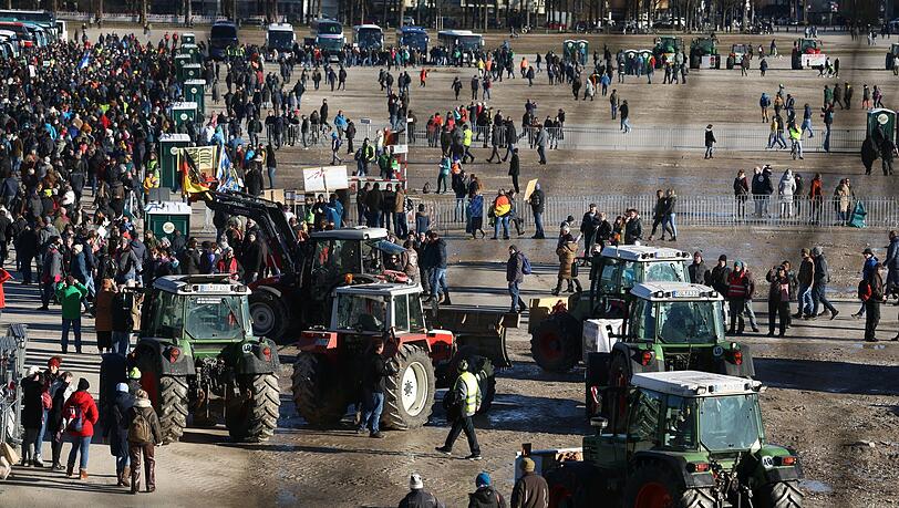 Um 14.30 Uhr wird die Demo offiziell aufgelöst. Danach fahren auch die Traktoren in Richtung Umland. Um 14.30 Uhr wird die Demo offiziell aufgelöst. Danach fahren auch die Traktoren in Richtung Umland.