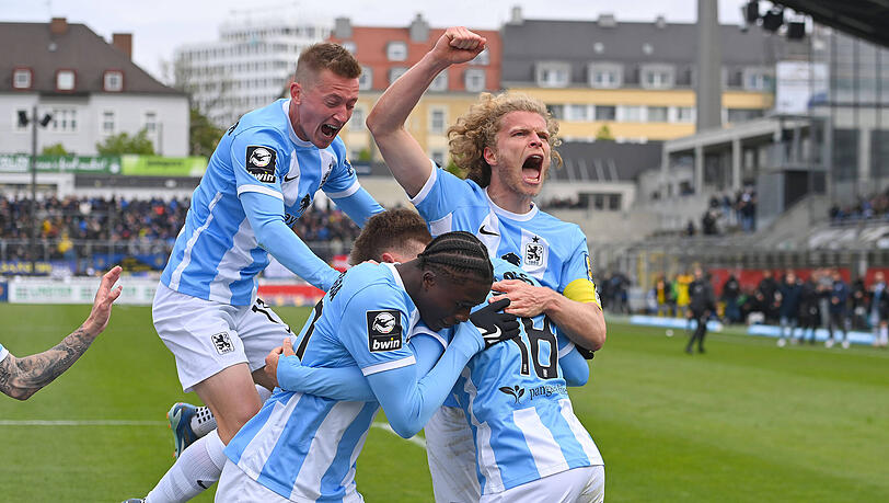 Moralischer Sieger nach dem 0:1 durch Brünker und Rot für Kwadwo im ersten Spielabschnitt: Am Ende hebt ganz Giesing dank einer starken zweiten Löwen-Hälfte und des Ausgleichs durch Youngster Tim Kloss (inmitten der Jubeltraube) doch noch ordentlich ab.