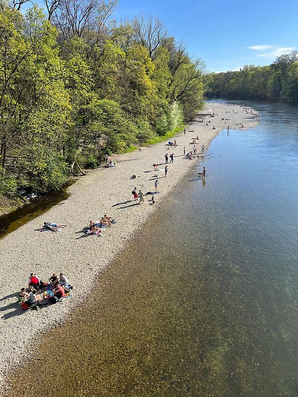 Kühler Kiesstrand an der Isar. Kühler Kiesstrand an der Isar.