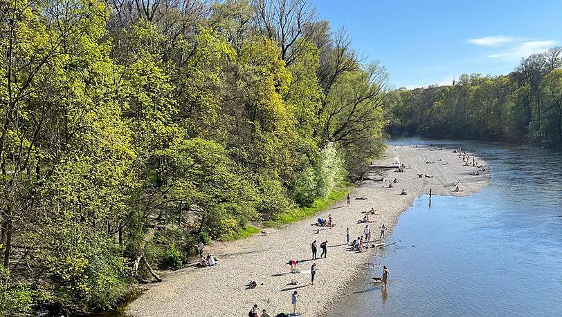 Kühler Kiesstrand an der Isar. Kühler Kiesstrand an der Isar.