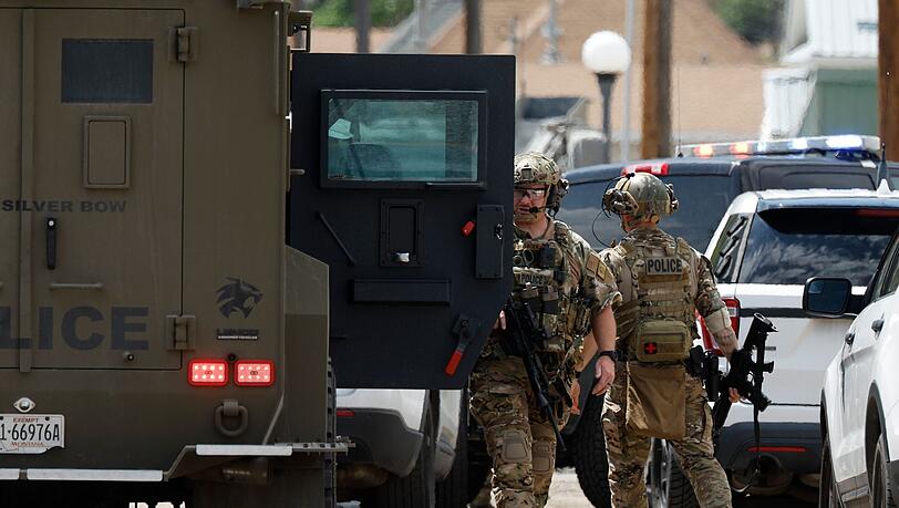 Einsatzkräfte nach den Schüssen in Anaconda im US-Bundesstaat Montana.