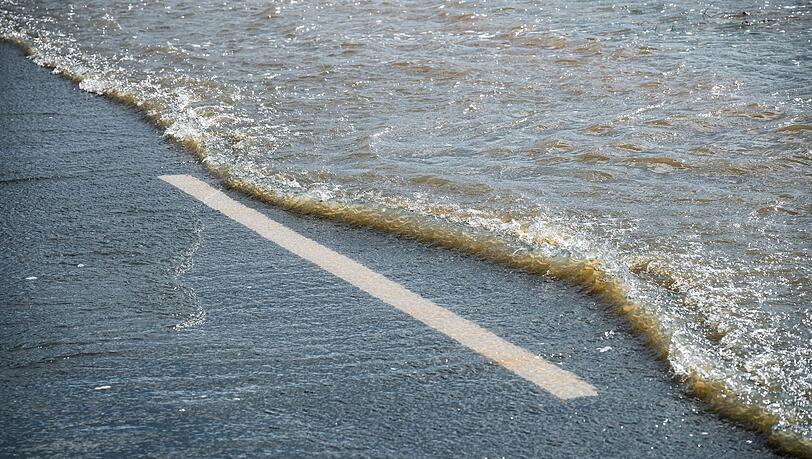 Bei Hochwasser der Meldestufe 2 k&ouml;nnen Hauptverkehrs- und Gemeindestra&szlig;en &uuml;berflutet werden. (Symbolbild)