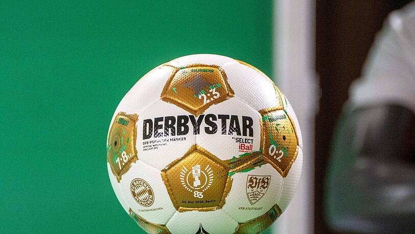Mit diesem Ball wird der FC Bayern im Berliner Olympiastadion gegen Stuttgart spielen.
