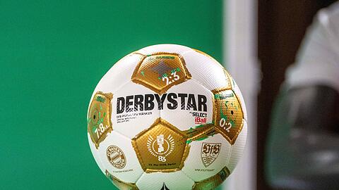 Mit diesem Ball wird der FC Bayern im Berliner Olympiastadion gegen Stuttgart spielen.