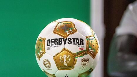 Mit diesem Ball wird der FC Bayern im Berliner Olympiastadion gegen Stuttgart spielen.