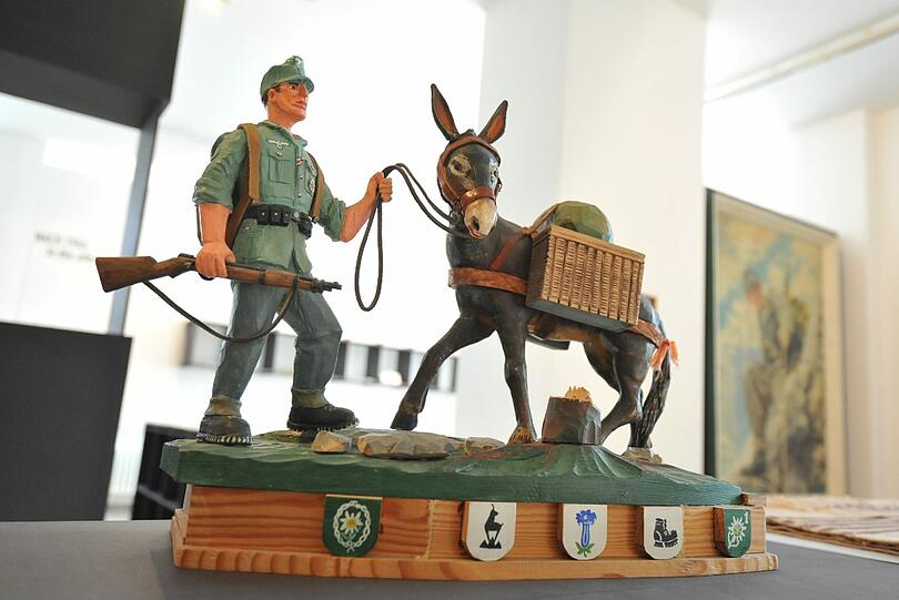 ...die Figur eines Soldaten mit Muli...