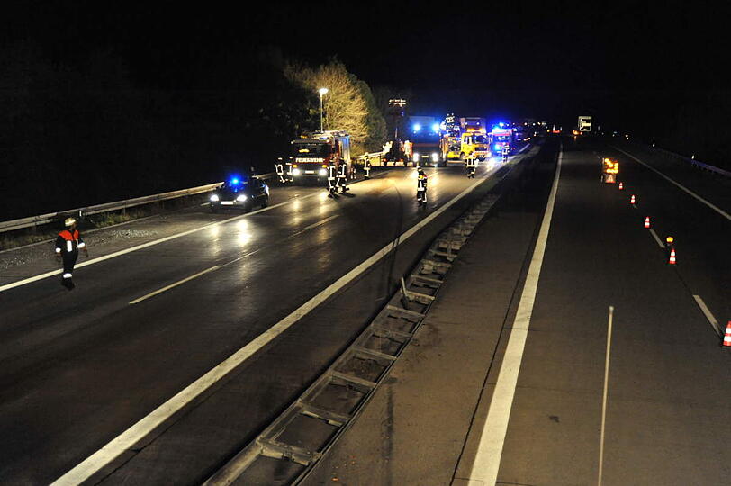 &bdquo;Die haben wahnsinniges Glück gehabt. Ihr Porsche war mit mindesten Tempo 150 Kilometern pro Stunde unterwegs&ldquo; - die Bilder vom Horror-Crash auf der A92.