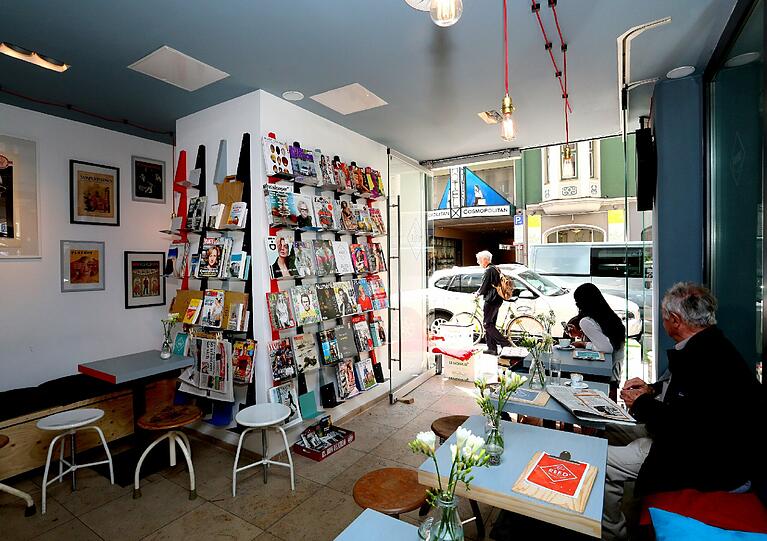 Kiosk im Café: Hier werden ausgewählte Magazine verkauft.