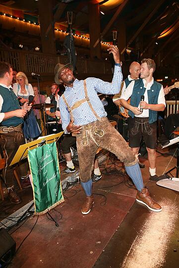 Hatte sichtlich Spaß: Usain Bolt im Schützenzelt.