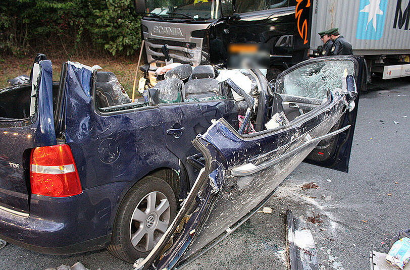 Bei dem Crash wurde der VW Touran komplett zerstört. Die Bilder von der Unfallstelle.