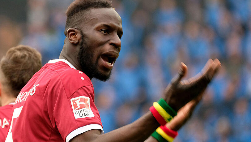 Toschütze Salif Sané: Am Ende trennen sich Hannover und Bielefeld 2:2 Toschütze Salif Sané: Am Ende trennen sich Hannover und Bielefeld 2:2