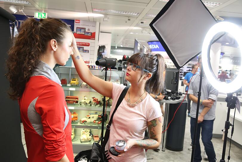 Unsere Stylistin Anna (r.) lässt die AZ-Models auch bei heftigstem Blitzlichtgewitter strahlend schön aussehen.