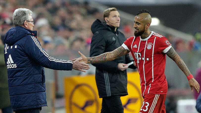 Machte in der 80. Minute für Sebastian Rudy Platz: Arturo Vidal (rechts) - hier beim Handshake mit Bayern-Trainer Jupp Heynckes.