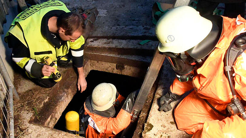 Sechs Stunden lang kämpften zahlreiche Hilfskräfte in Großpienzenau in der Gemeinde Weyarn um die Rettung einer 500 Kilogramm schweren Kuh, die in eine Odelgrube gestürzt war.